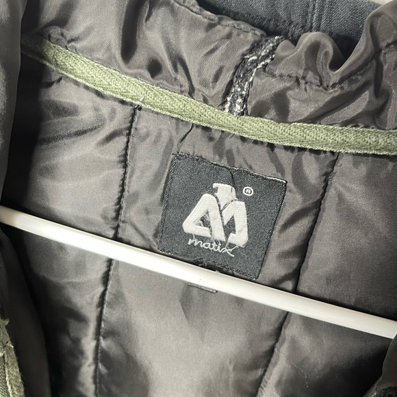 Matix Mens Medium Black insulated coat. BAD ZIPPER!!! - Picture 3 of 4